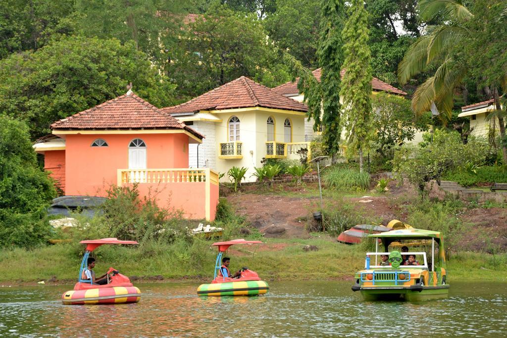 Mayem Lakeview Hotel Goa Buitenkant foto