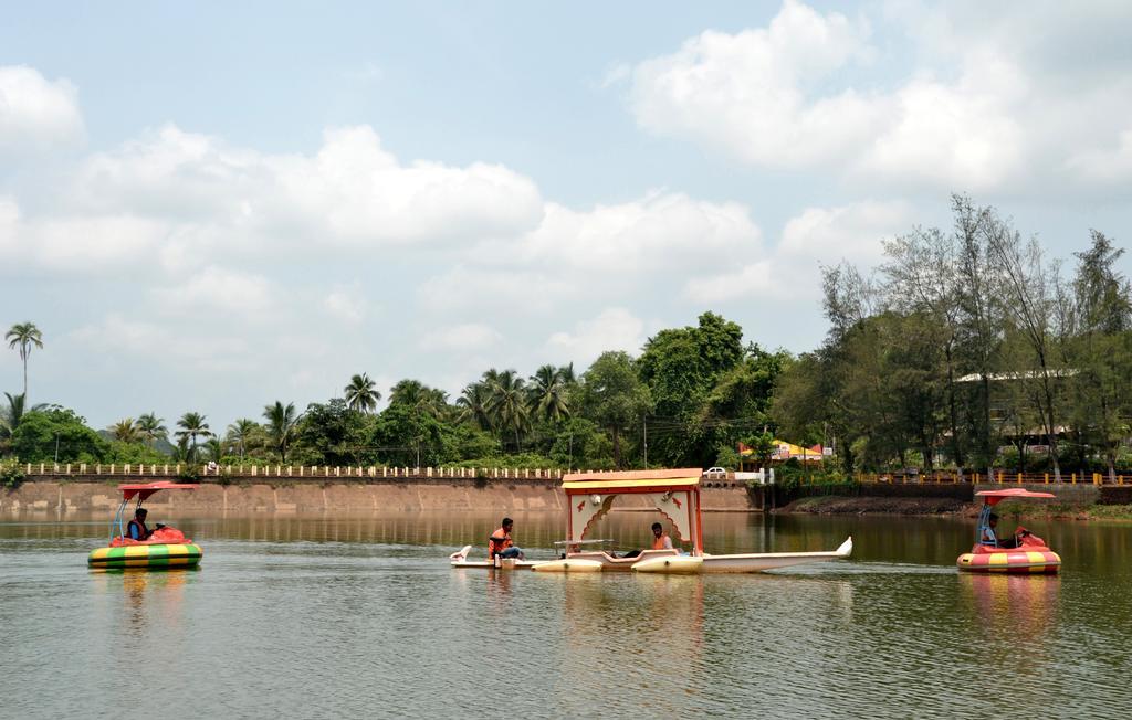 Mayem Lakeview Hotel Goa Buitenkant foto