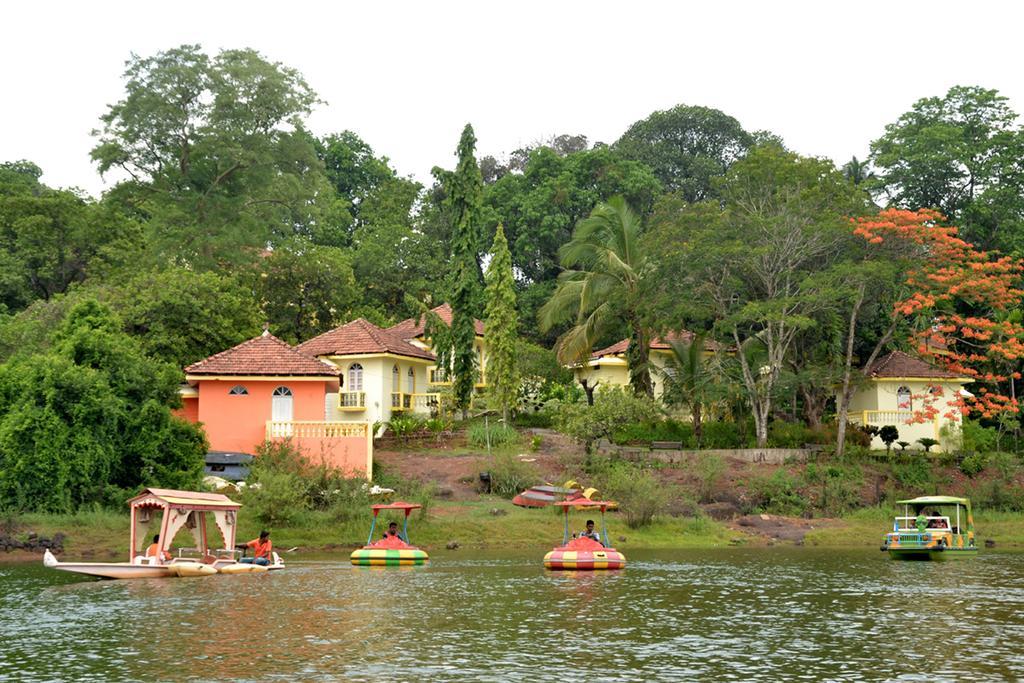 Mayem Lakeview Hotel Goa Buitenkant foto