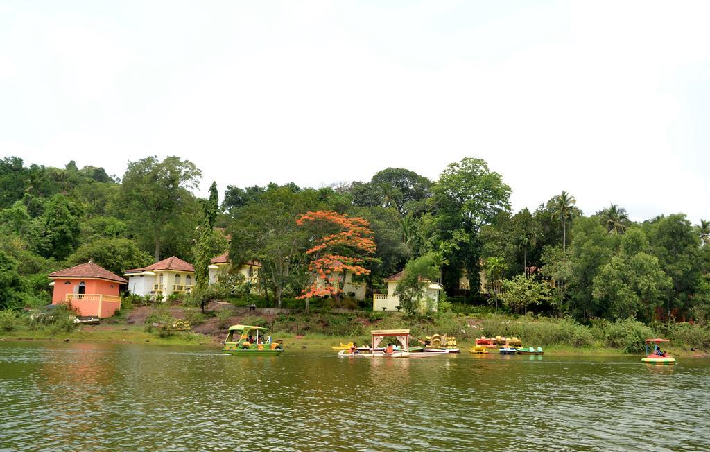 Mayem Lakeview Hotel Goa Buitenkant foto