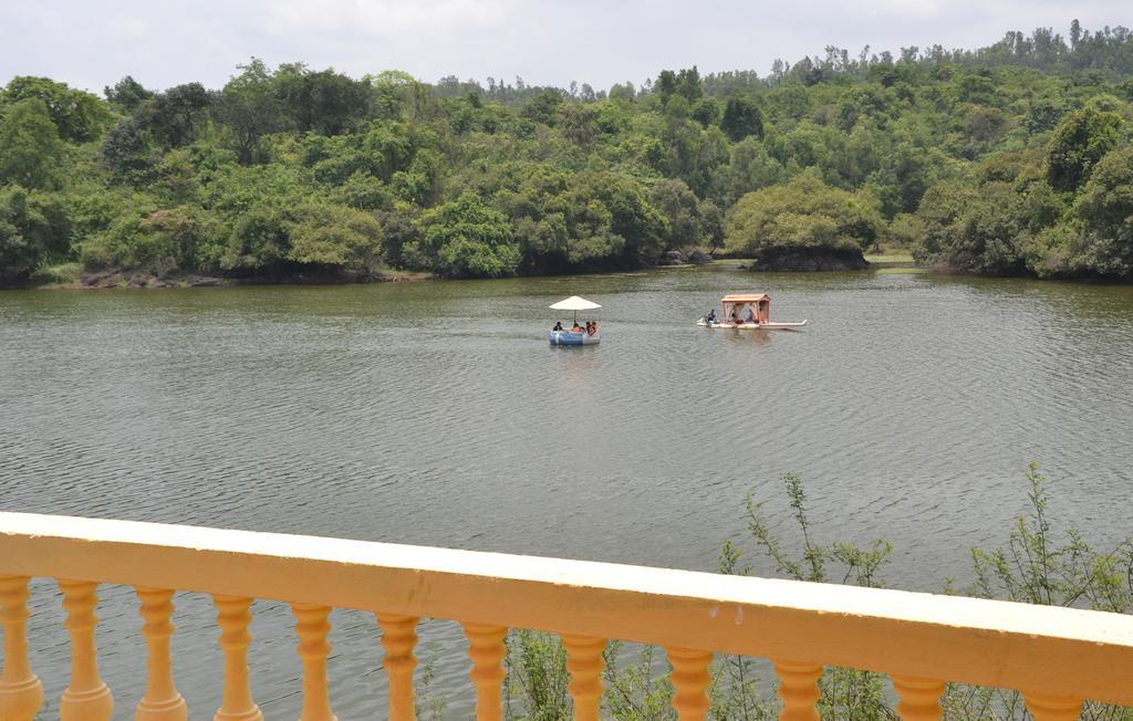 Mayem Lakeview Hotel Goa Buitenkant foto