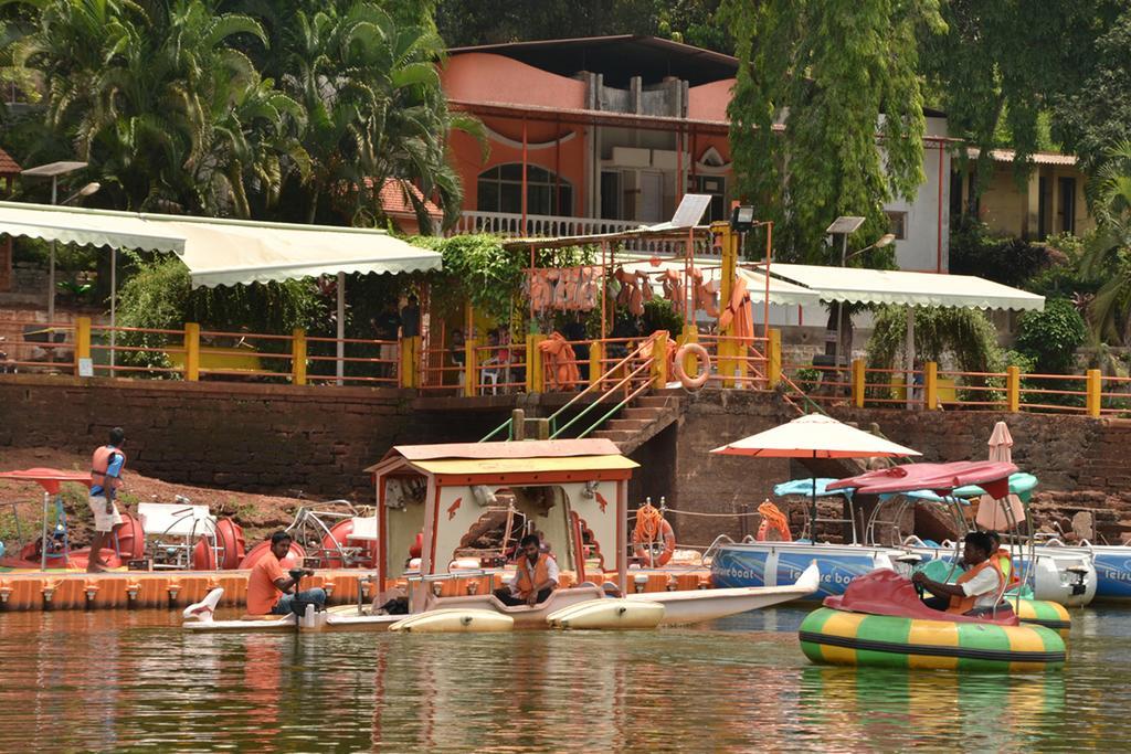 Mayem Lakeview Hotel Goa Buitenkant foto